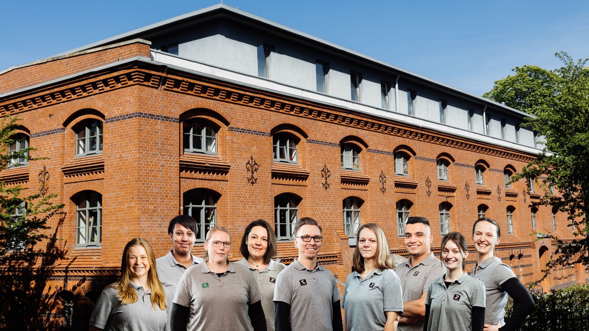 Teamfoto der Mitarbeiter im Therapiezentrum im Ackerhof vor dem Gebäude